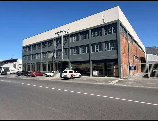 1,900M² WAREHOUSE TO LET IN PAARDEN EILAND
